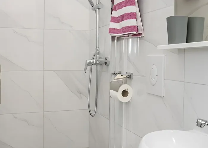 Rozara By Guide プリモシュテン